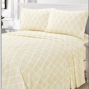 ⭐️SALE⭐️Full 4pc French Vanilla Arabesque Bedsheet
